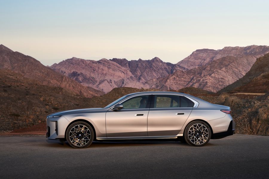 BMW 7 מראה חוץ צילום דלק מוטורס